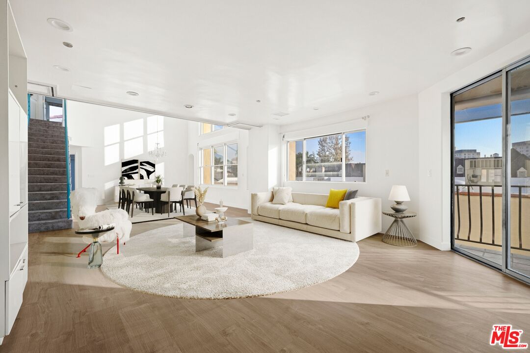 211 S Poinsettia Pl Unit: Penthouse
