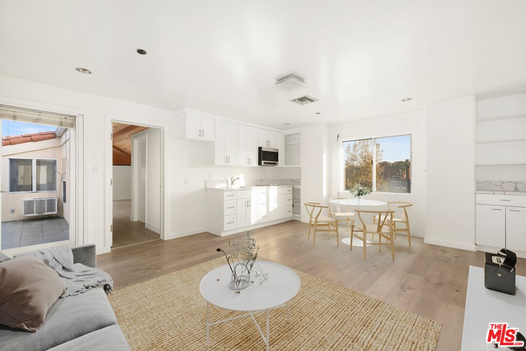 211 S Poinsettia Pl Unit: Penthouse