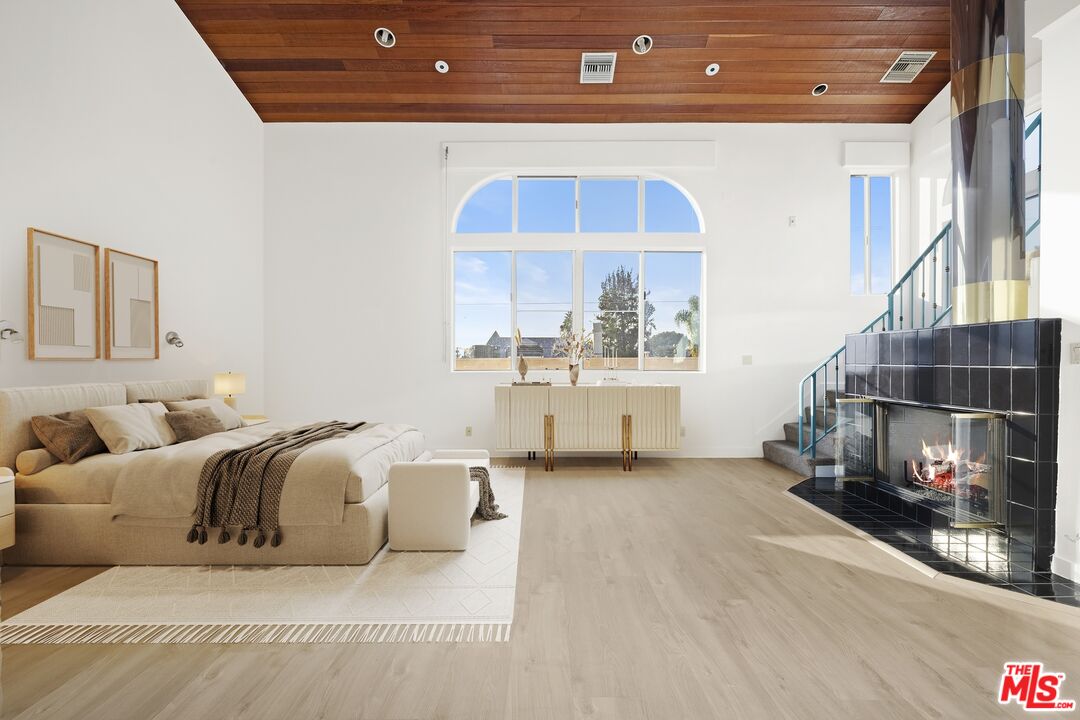211 S Poinsettia Pl Unit: Penthouse