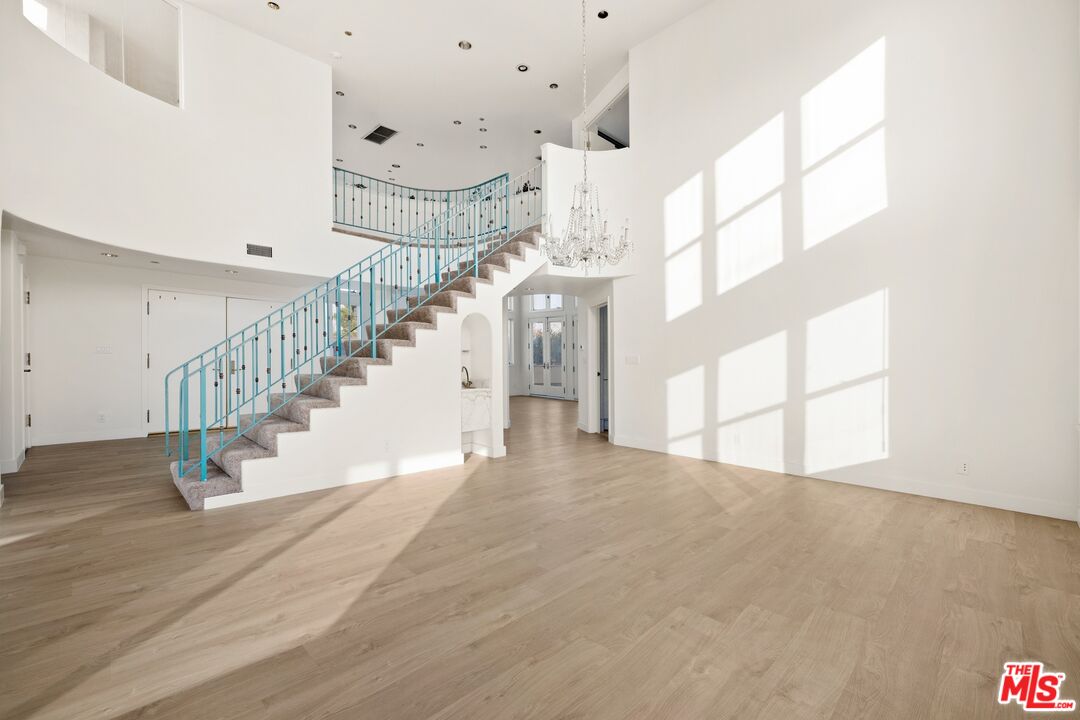211 S Poinsettia Pl Unit: Penthouse