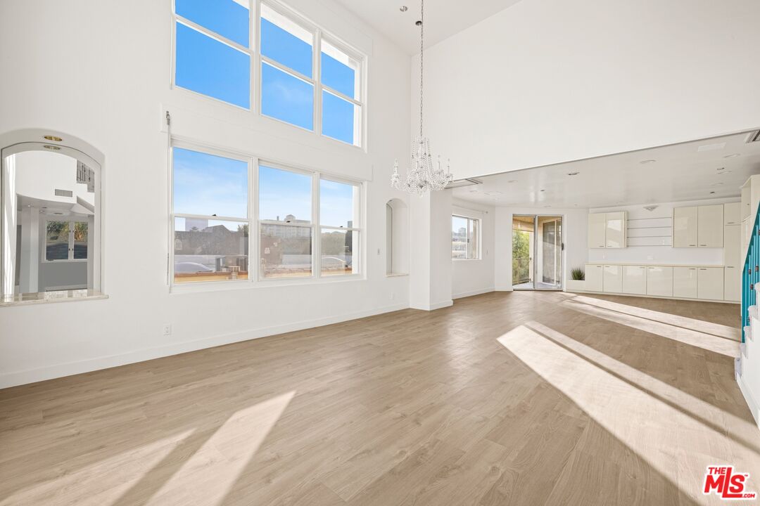 211 S Poinsettia Pl Unit: Penthouse