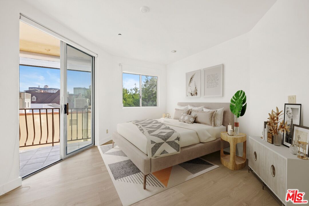 211 S Poinsettia Pl Unit: Penthouse
