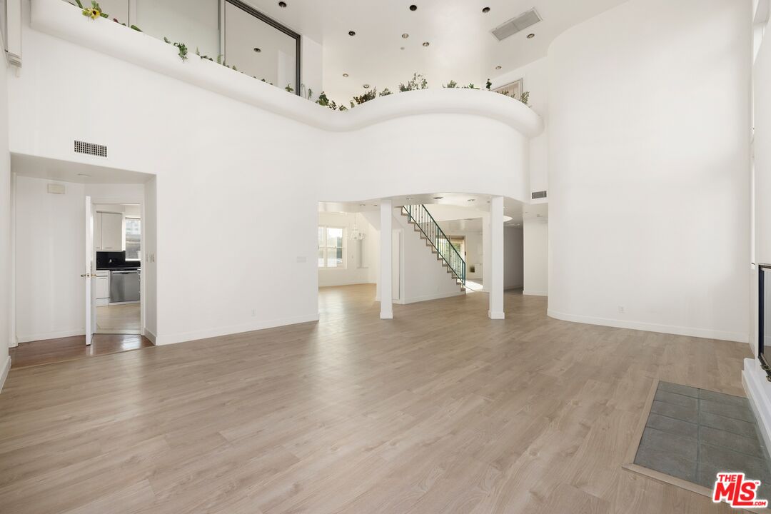 211 S Poinsettia Pl Unit: Penthouse