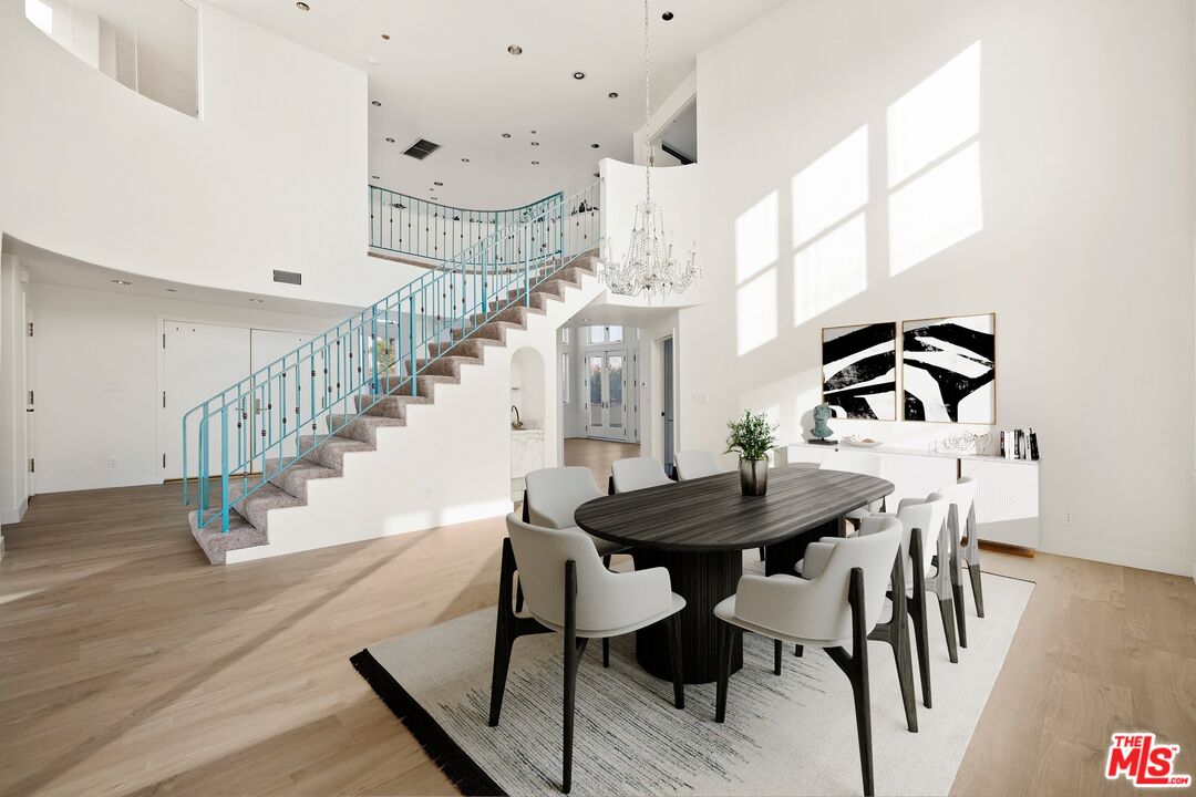 211 S Poinsettia Pl Unit: Penthouse