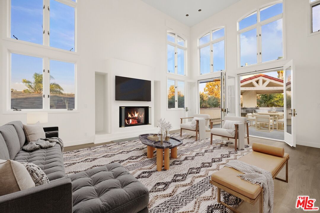 211 S Poinsettia Pl Unit: Penthouse