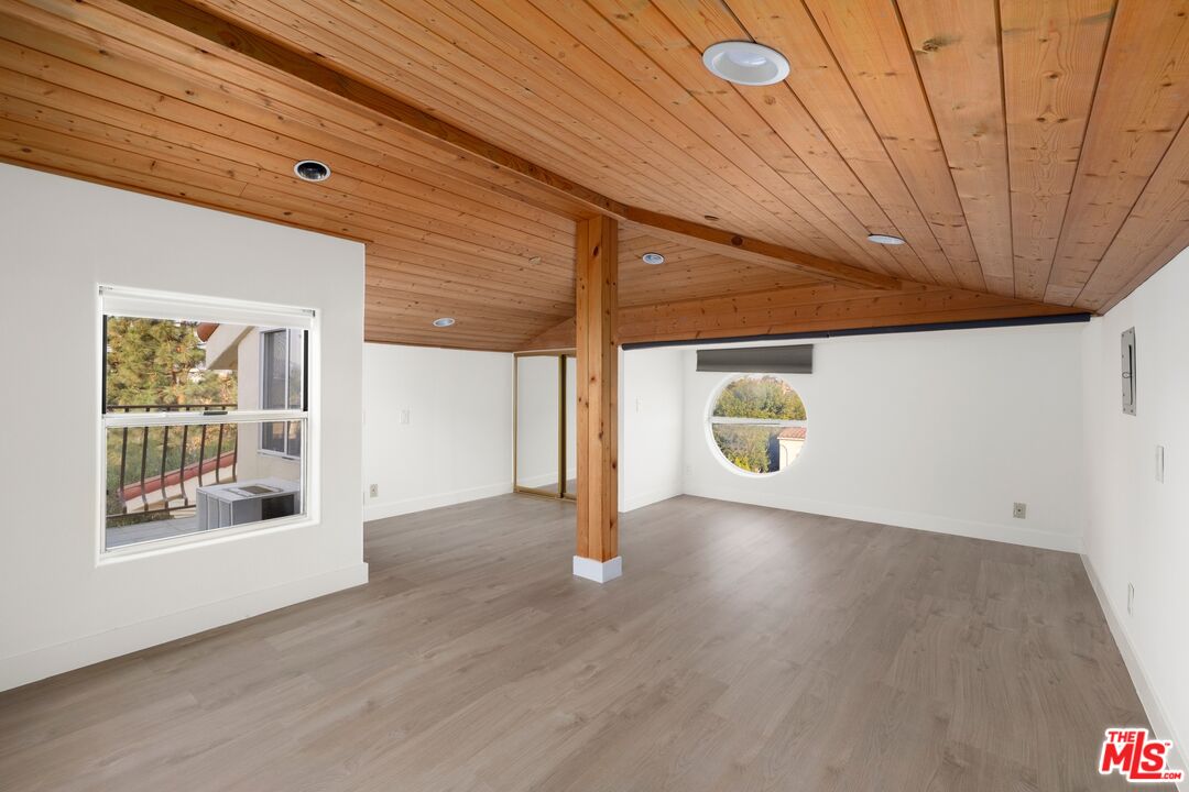 211 S Poinsettia Pl Unit: Penthouse