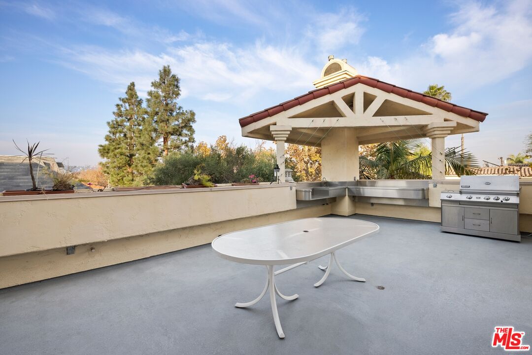 211 S Poinsettia Pl Unit: Penthouse
