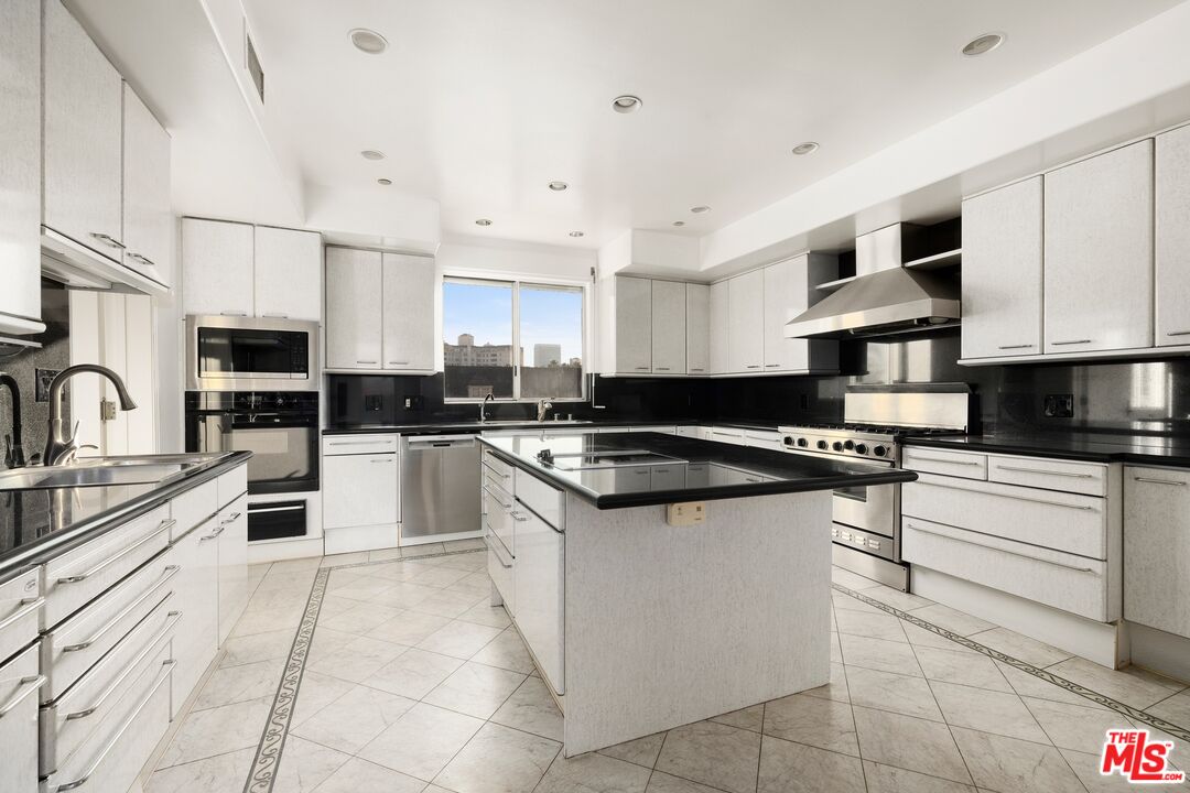 211 S Poinsettia Pl Unit: Penthouse