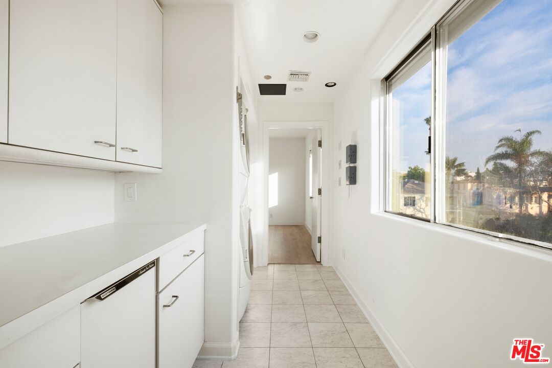 211 S Poinsettia Pl Unit: Penthouse