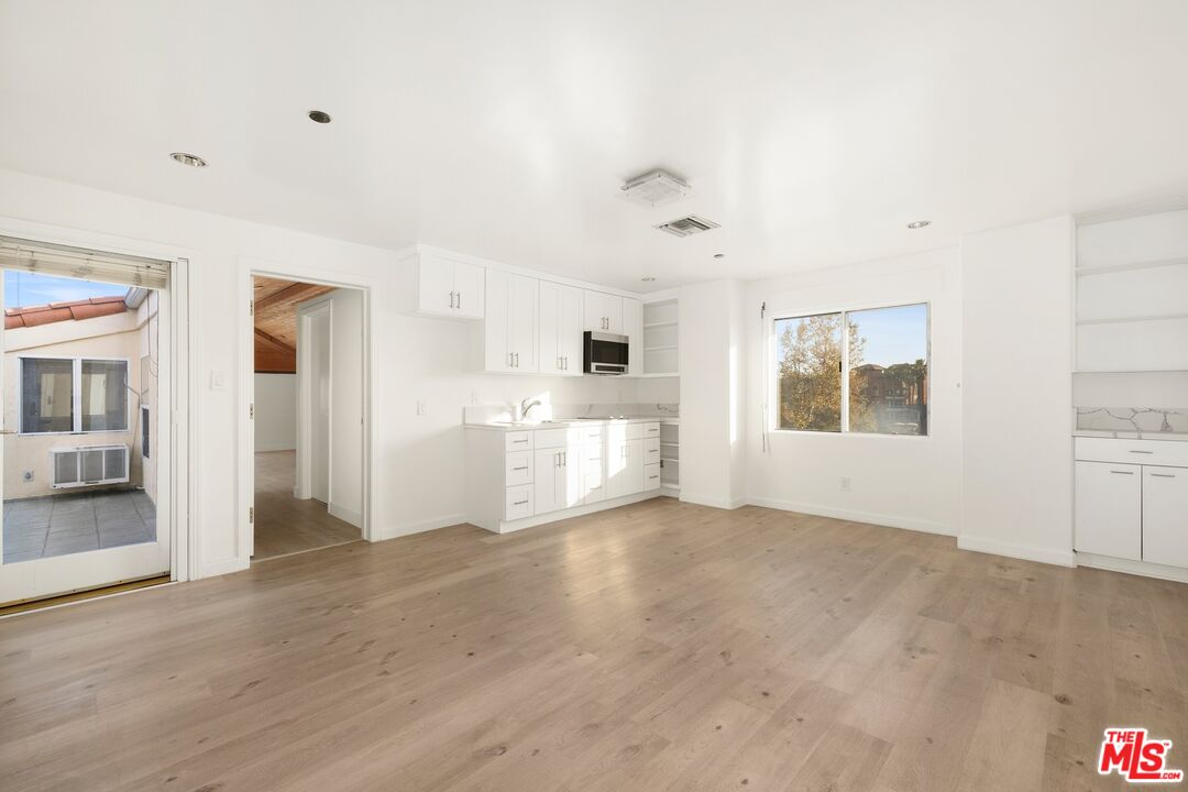 211 S Poinsettia Pl Unit: Penthouse