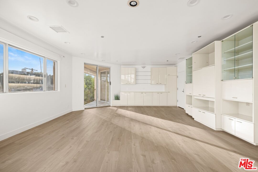 211 S Poinsettia Pl Unit: Penthouse