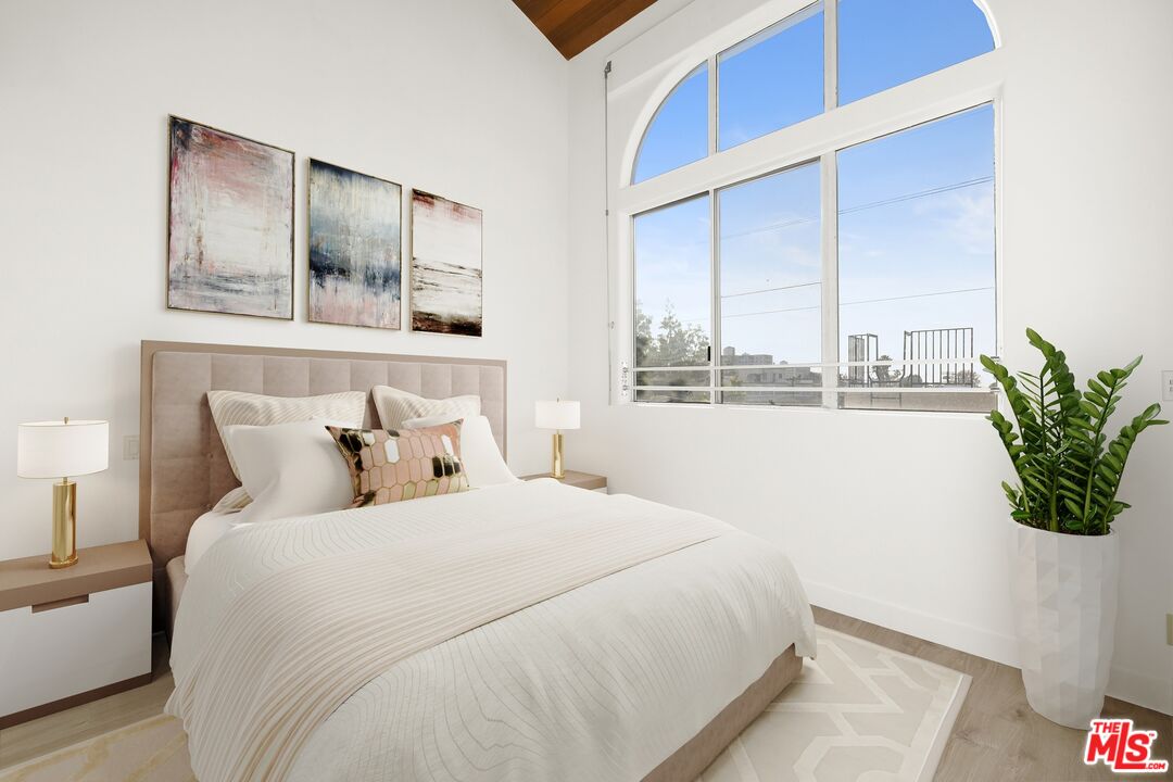 211 S Poinsettia Pl Unit: Penthouse