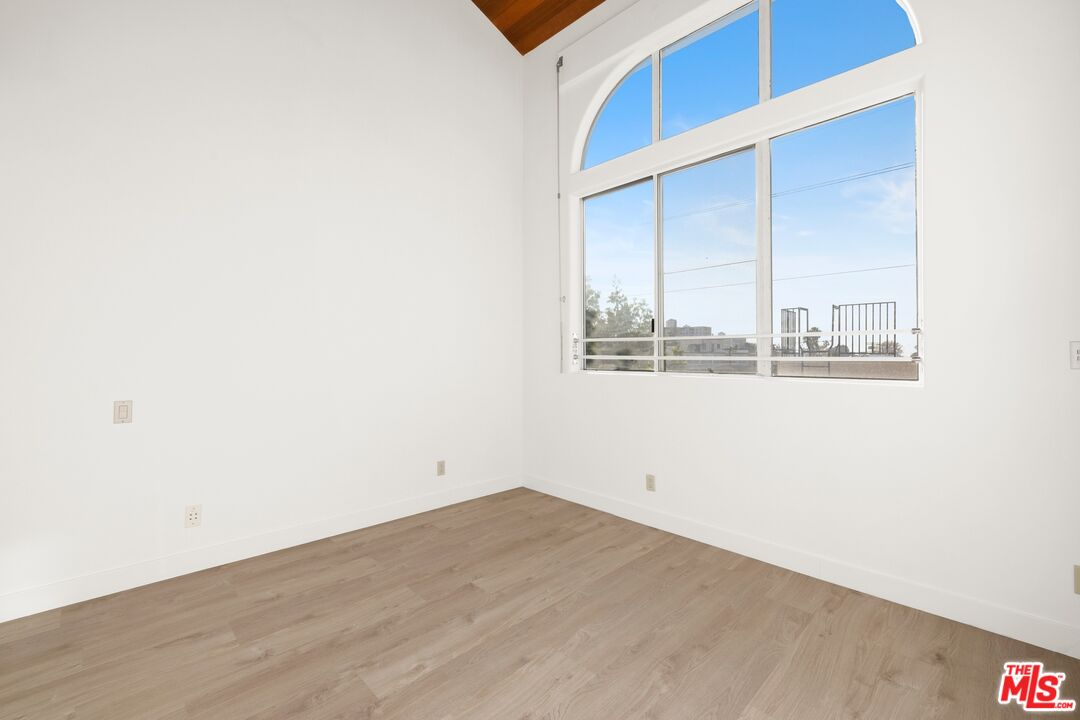 211 S Poinsettia Pl Unit: Penthouse