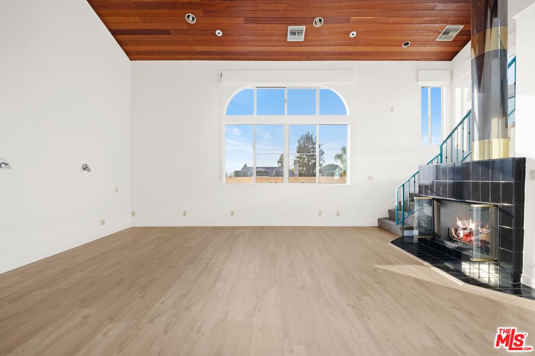 211 S Poinsettia Pl Unit: Penthouse
