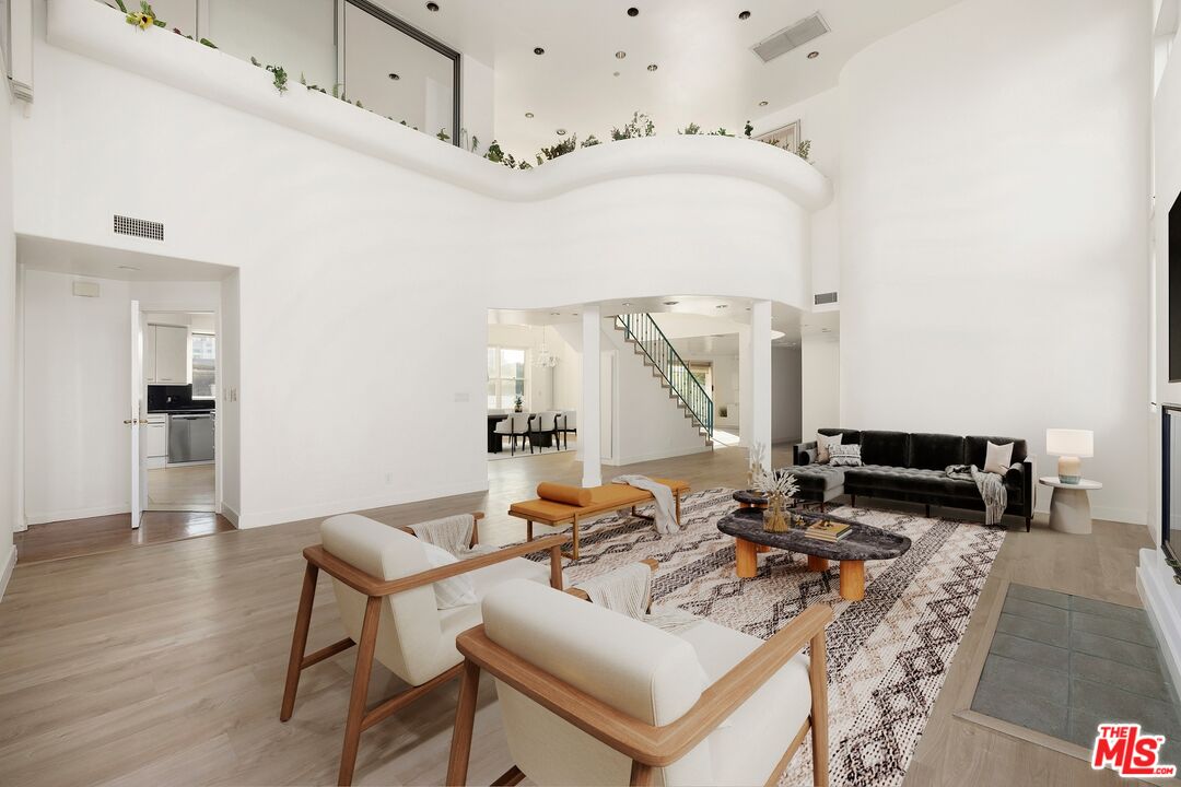 211 S Poinsettia Pl Unit: Penthouse
