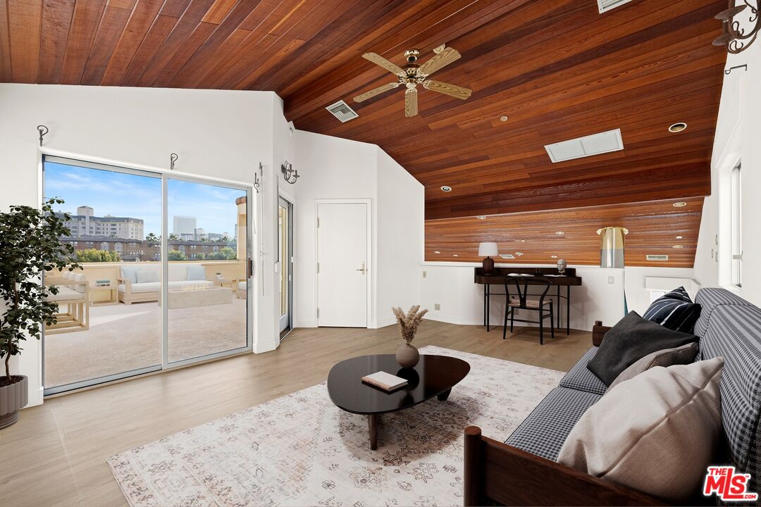 211 S Poinsettia Pl Unit: Penthouse