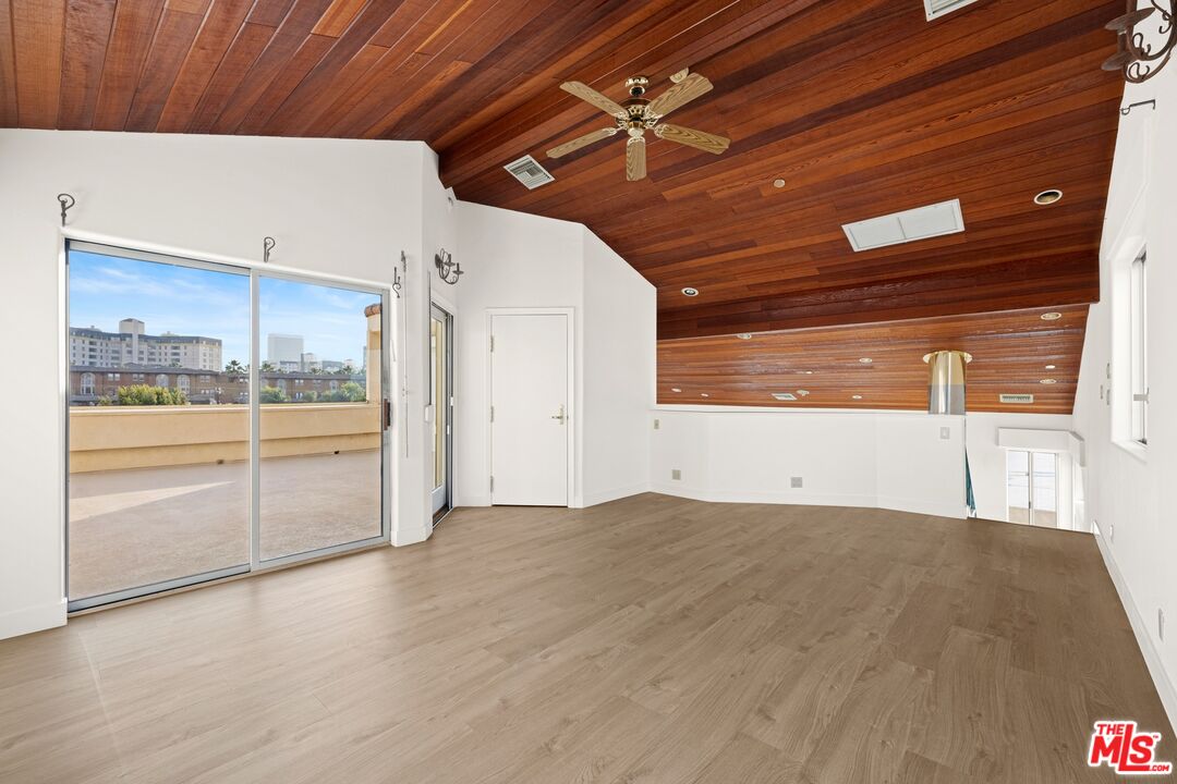 211 S Poinsettia Pl Unit: Penthouse