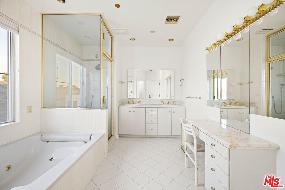 211 S Poinsettia Pl Unit: Penthouse
