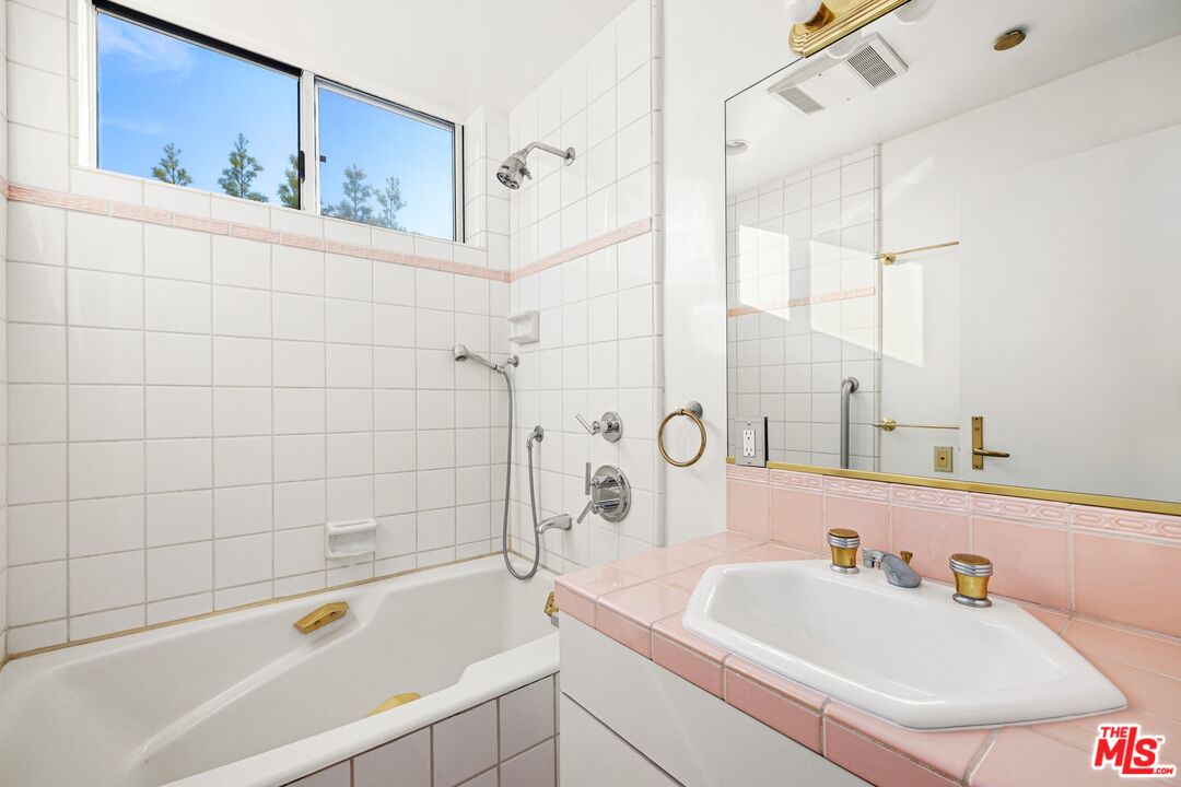 211 S Poinsettia Pl Unit: Penthouse