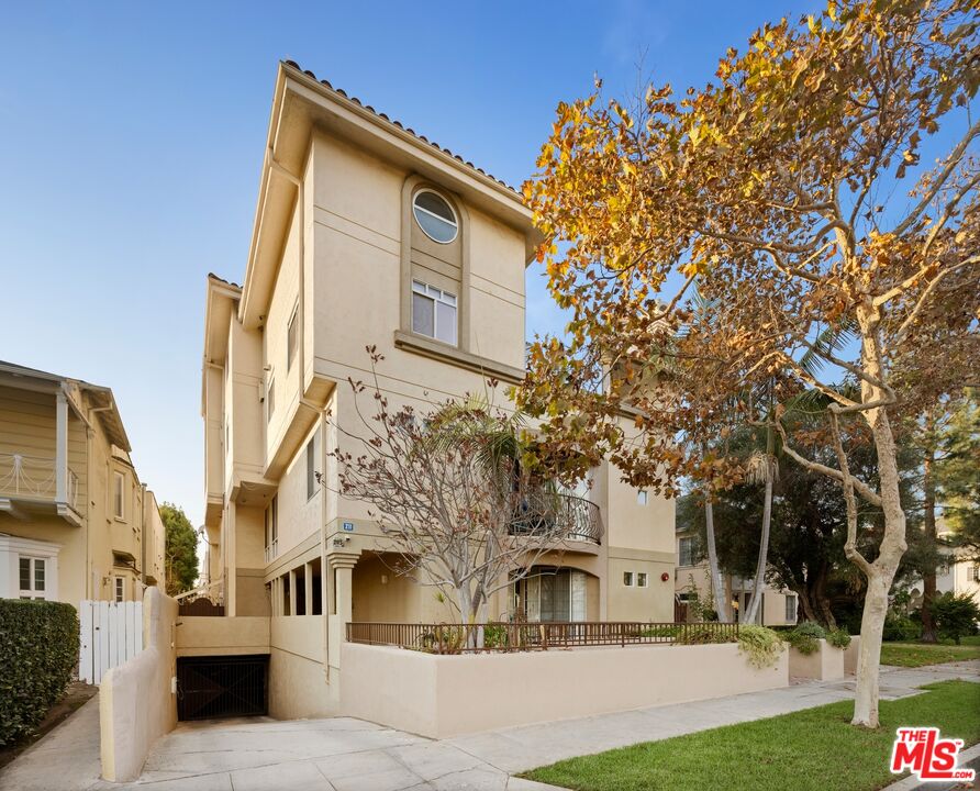 211 S Poinsettia Pl Unit: Penthouse