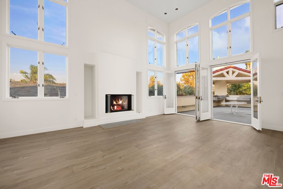 211 S Poinsettia Pl Unit: Penthouse