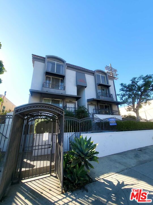 1529 S Bundy Dr Unit: 203