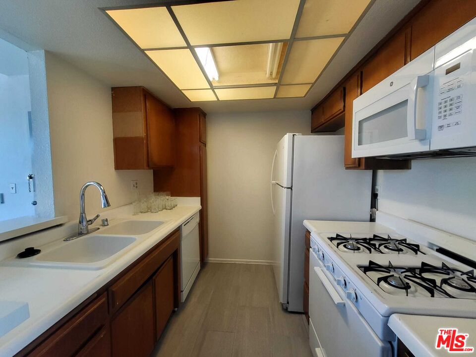 1529 S Bundy Dr Unit: 203