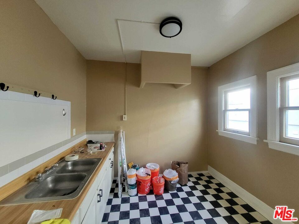 946 S Burlington Ave Unit: 204