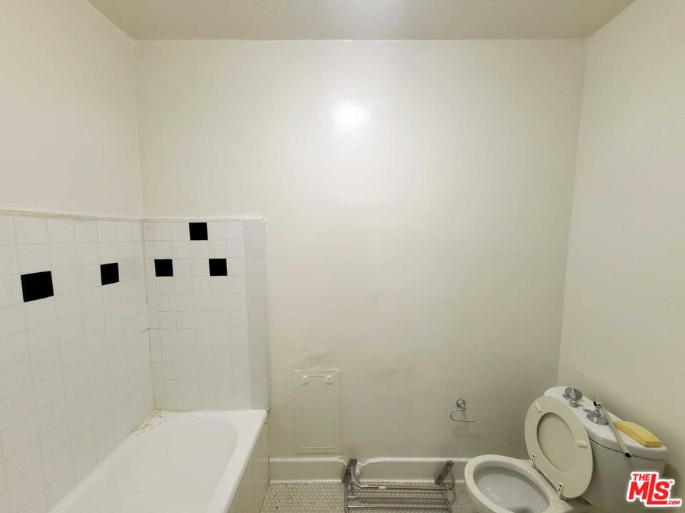 946 S Burlington Ave Unit: 204