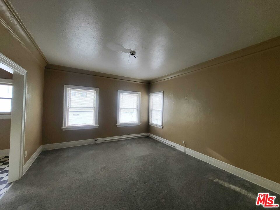 946 S Burlington Ave Unit: 204