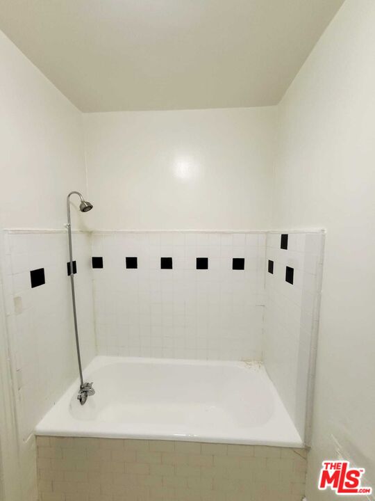 946 S Burlington Ave Unit: 204