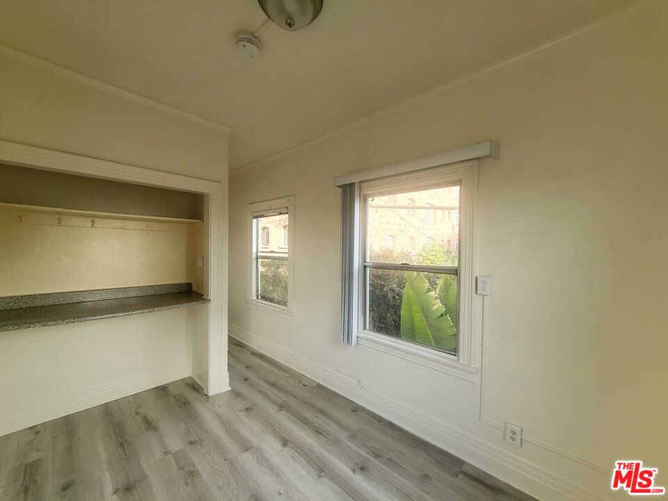 946 S Burlington Ave Unit: 215