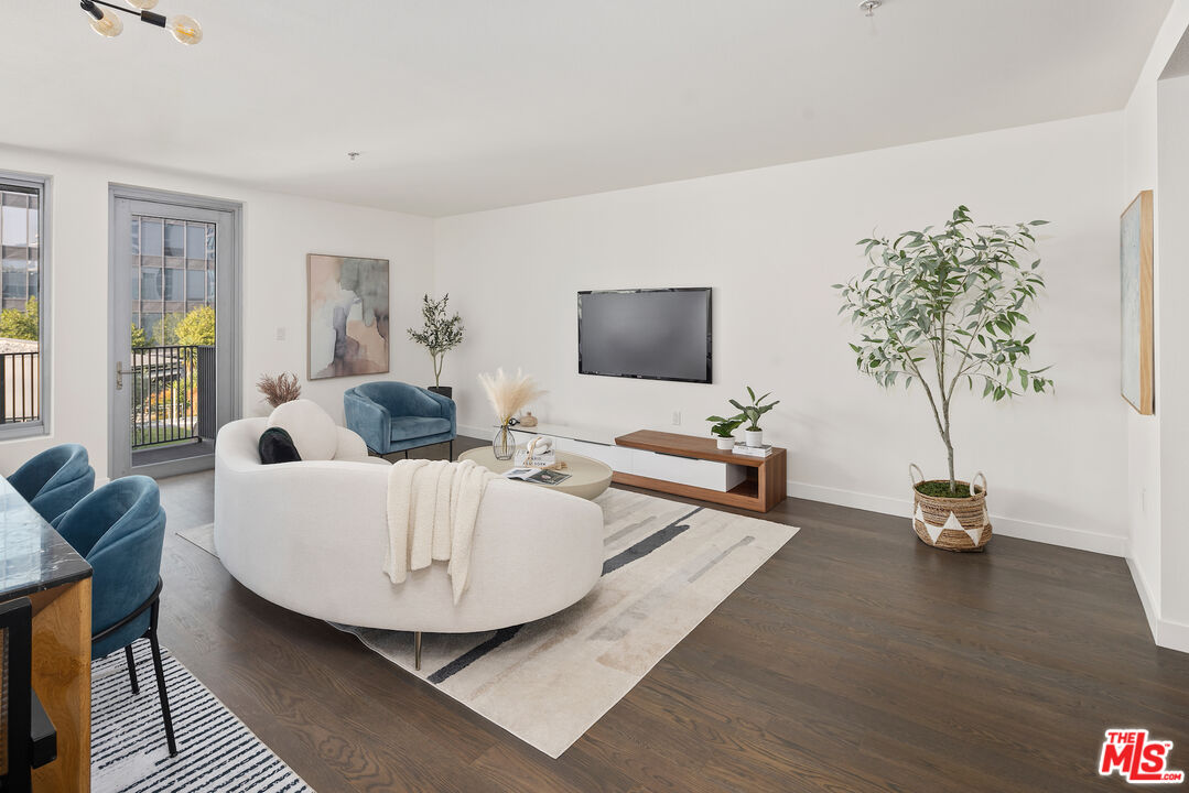 901 S Flower St Unit: 607