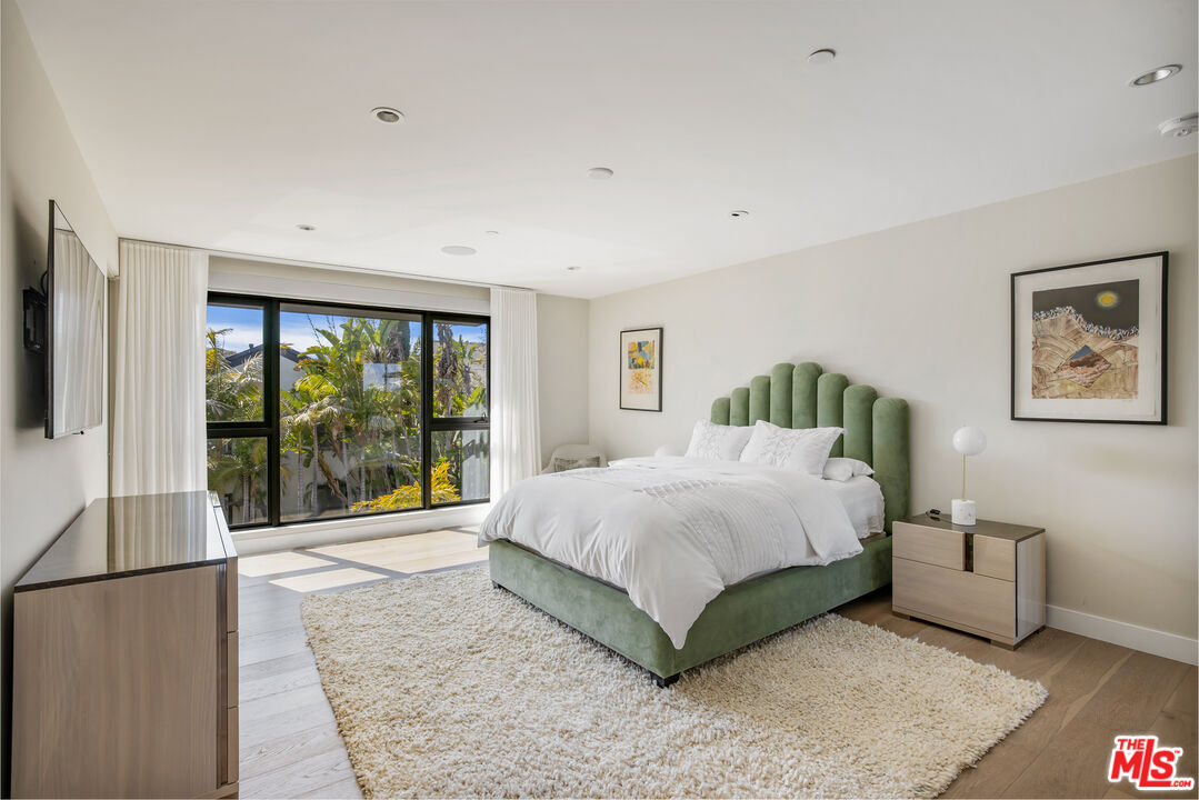 1172 LINDA FLORA DR