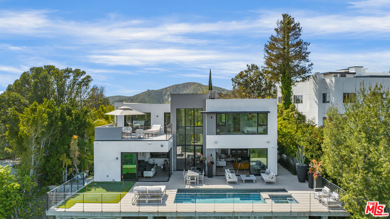 1172 LINDA FLORA DR