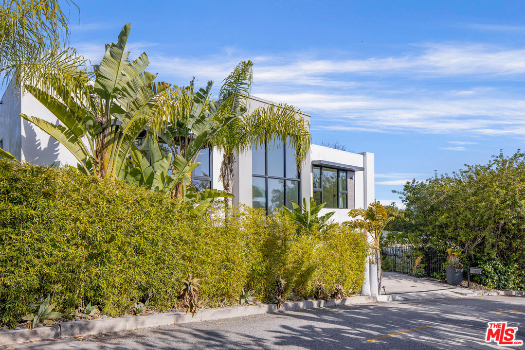 1172 LINDA FLORA DR