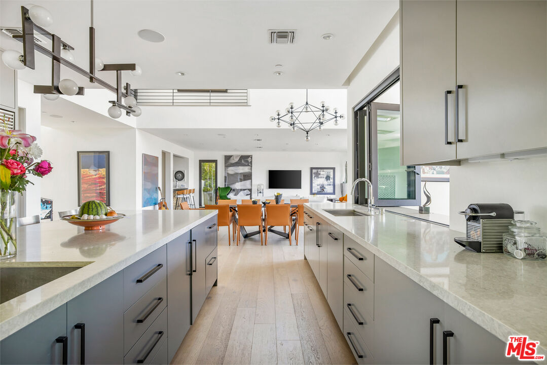 1172 LINDA FLORA DR