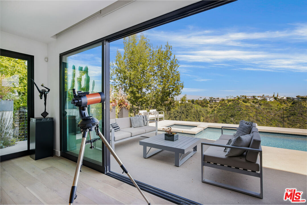 1172 LINDA FLORA DR
