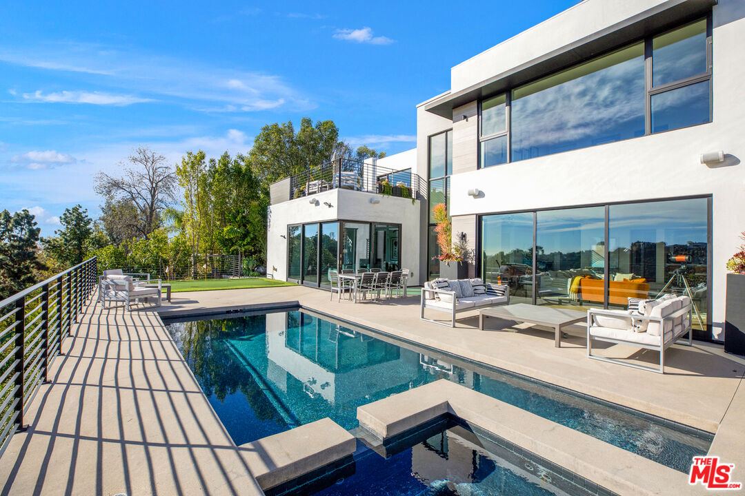 1172 LINDA FLORA DR