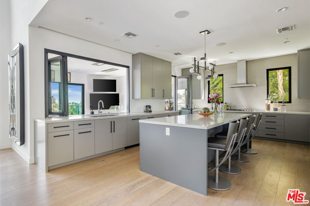 1172 LINDA FLORA DR