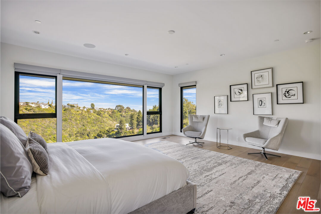 1172 LINDA FLORA DR