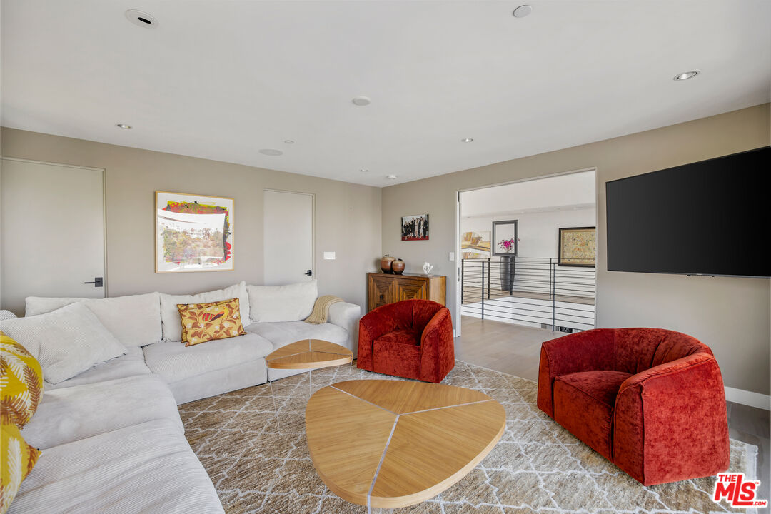1172 LINDA FLORA DR