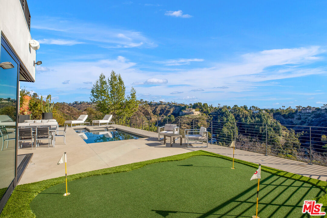 1172 LINDA FLORA DR