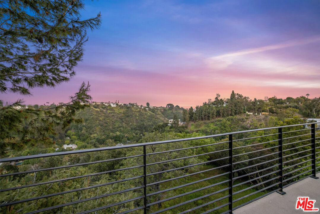 1172 LINDA FLORA DR