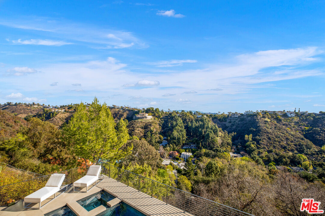 1172 LINDA FLORA DR