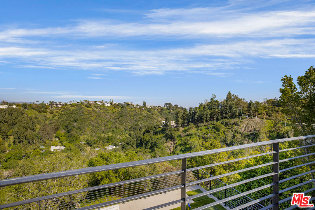 1172 LINDA FLORA DR