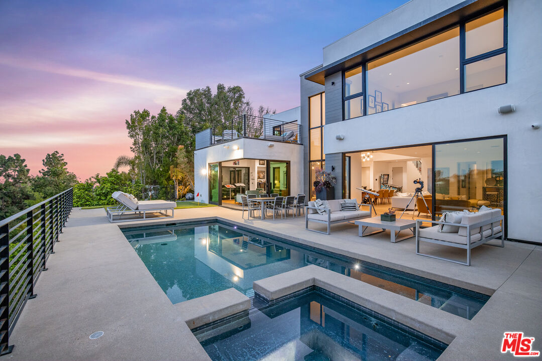 1172 LINDA FLORA DR