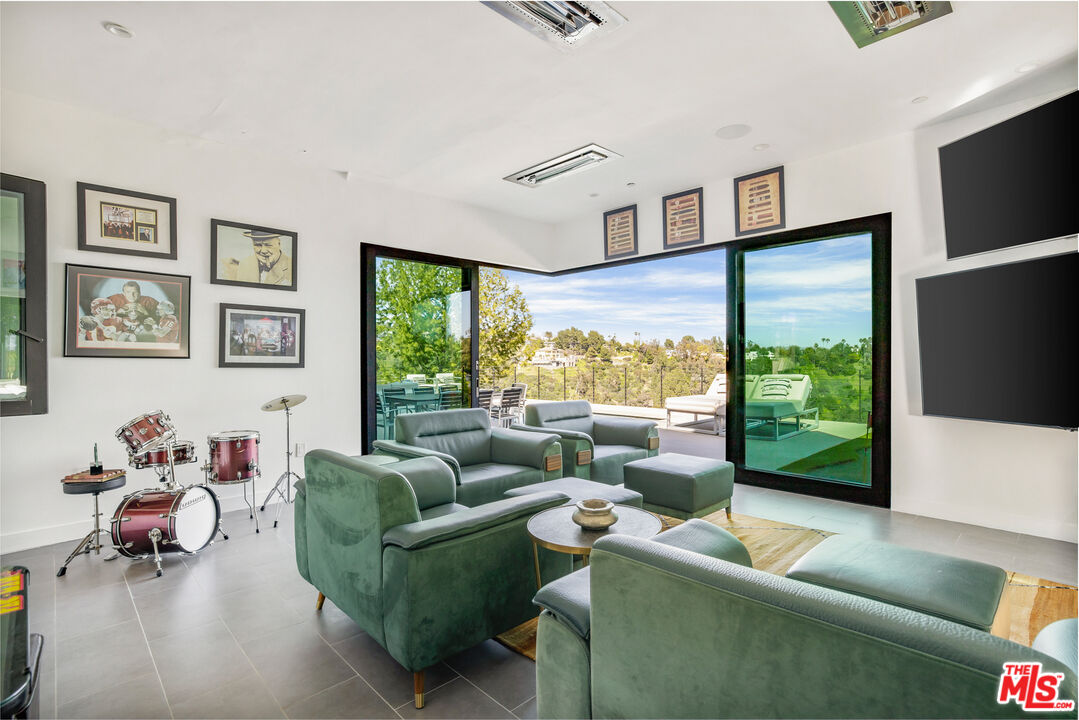 1172 LINDA FLORA DR