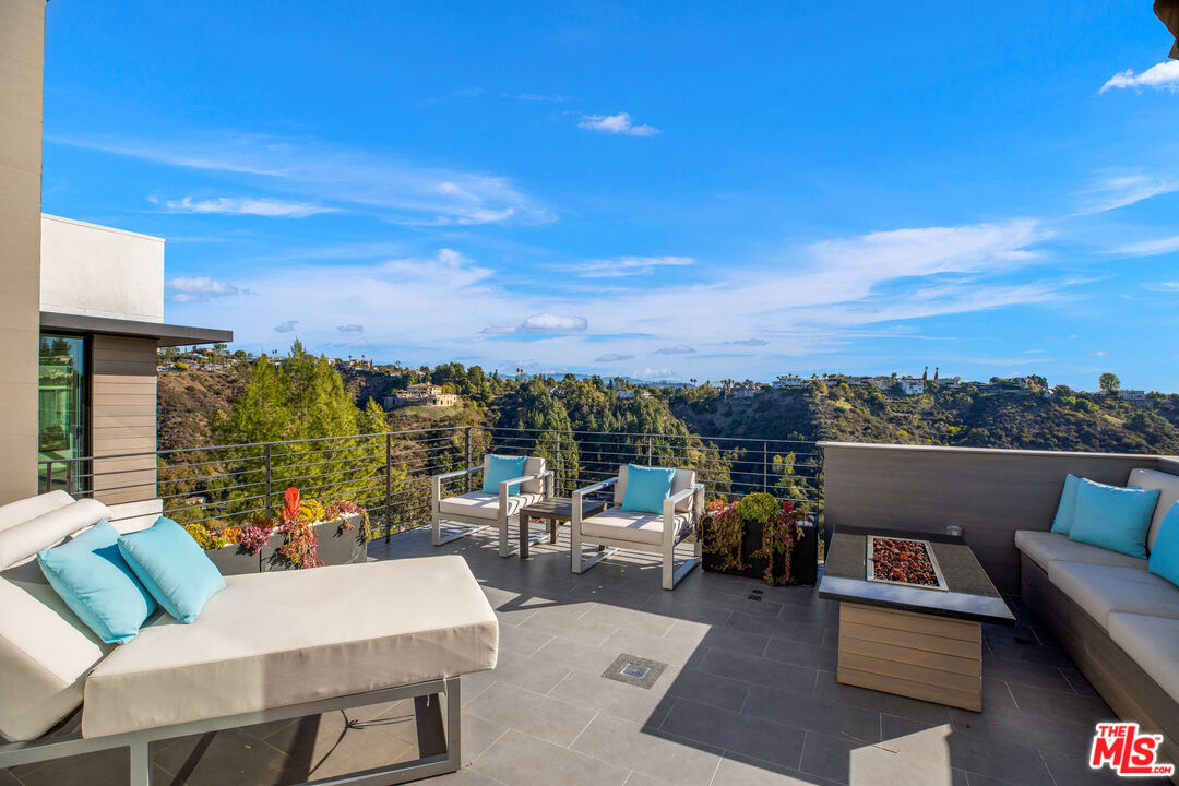 1172 LINDA FLORA DR