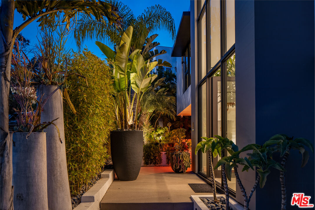 1172 LINDA FLORA DR